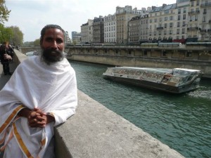 Sunyogi Umasankar au bord de la Seine à Paris